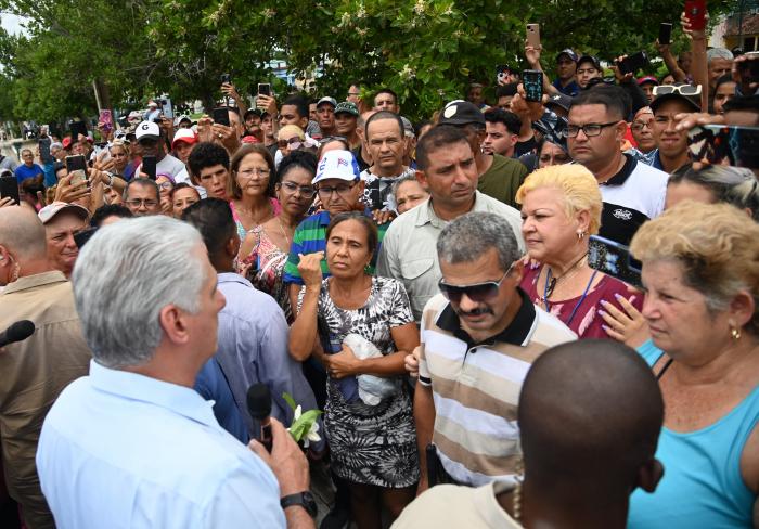 «Ustedes tienen que defender Guáimaro como lo defendieron los mambises», dijo Díaz-Canel a más de un centenar de lugareños. Foto: Estudios Revolución