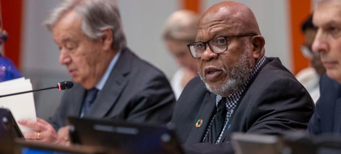 Dennis Francis (al centro), presidente de la 78ª sesión de la Asamblea General habla en una reunión informal de ese órgano, junto al Secretario General. Foto: Noticias ONU