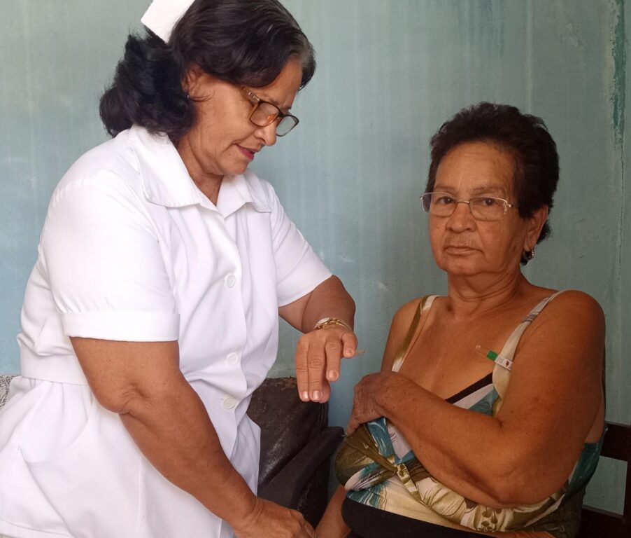 Rivelia, con 30 años de experiencia presta servicios en la Casa de Abuelos de barrio de oro // Foto: Claudia Sánchez