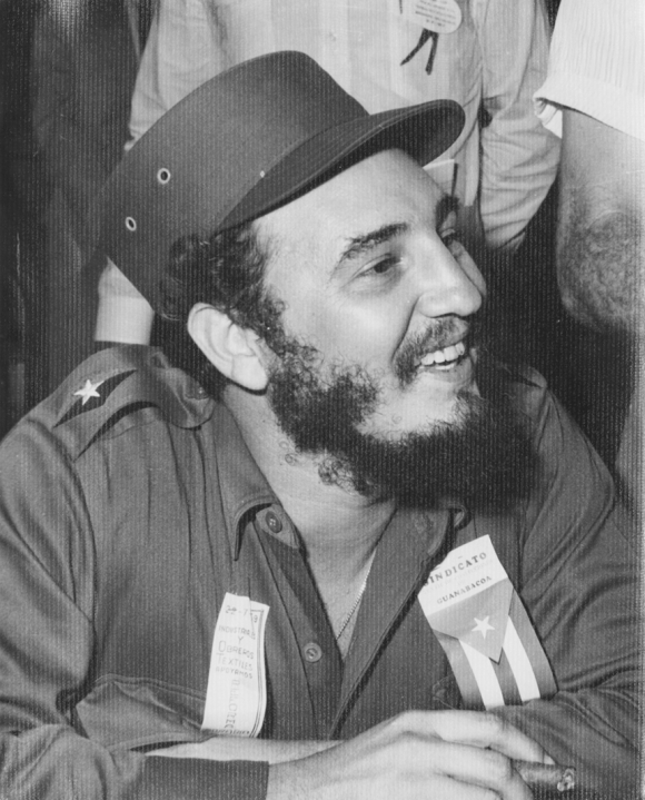 Fidel Castro es recibido por una multitud de trabajadores de la industria textil solicitándole que no renunciara al cargo de primer ministro, Ciudad Deportiva, La Habana, 22 de julio de 1959. Foto: Sitio Fidel Soldado de las Ideas