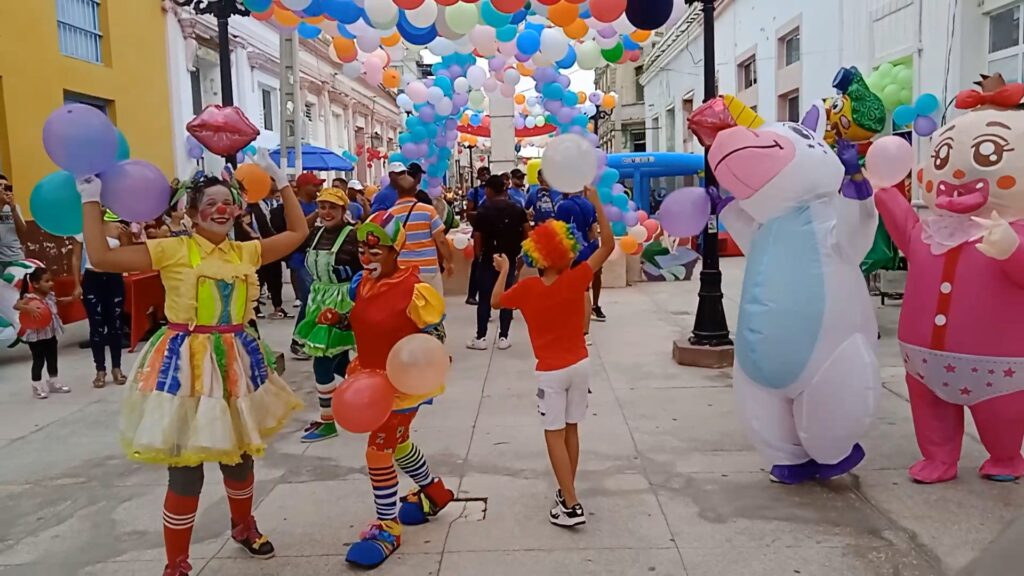 Payasos, muñecones, colorido, alegría en el Día de los Niños // Foto: Marlene Herrera