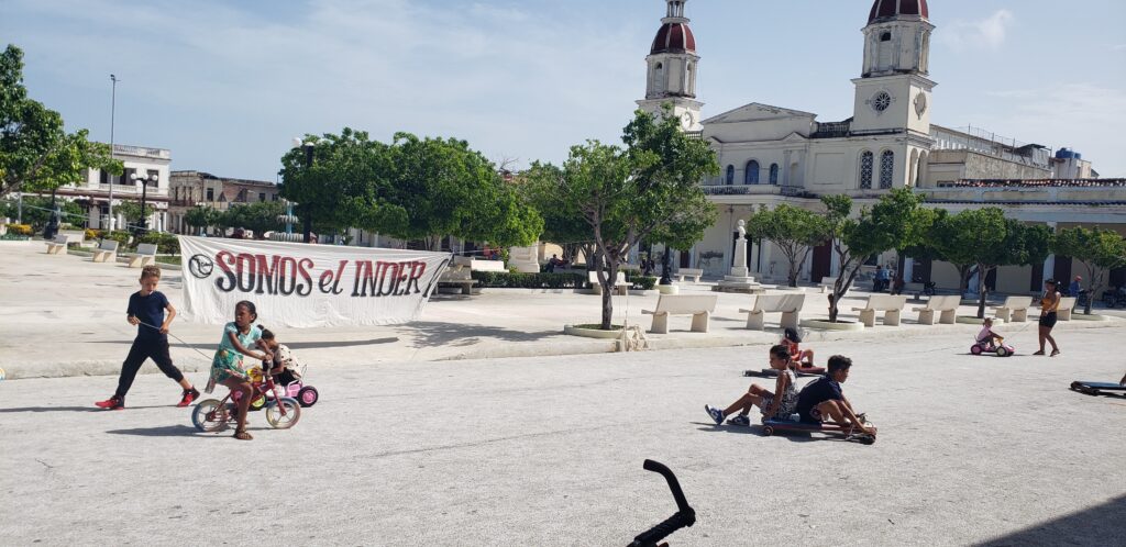 Proyecto deportivo Somos el INDER, presente cada mañana de fin de semana en los alrededores del Parque Carlos Manuel de Céspedes de aquí/ Foto Lilian Salvat Romero