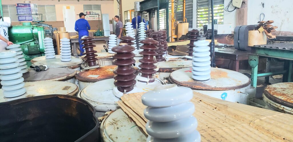 Trabajadores del Taller de recuperación de transformadores eléctricos de Manzanillo, laboran para devolver a la vida útil estos equipos tan necesarios en la distribución eléctrica// foto Lilian Salvat Romero