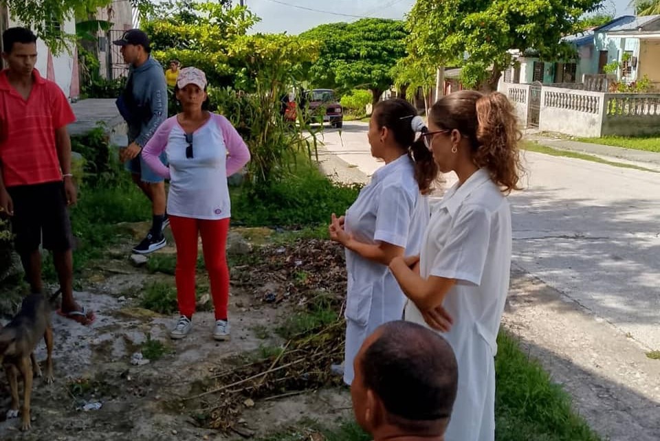 Policlínico Francisca Rivero Arocha realiza audiencias sanitarias en Consejos Populares 13 y 16 impartiendo diferentes temas como: Importancia de realizar el autofocal y Signos y síntomas del Dengue y el Oropouche // Foto: Policlínico Uno Francisca Rivero Arocha (Facebook)