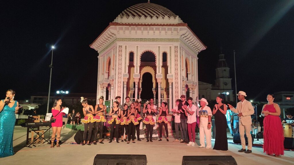 Un grupo de artistas celebraron la ciudad, rente a la Glorieta morisca // Foto: Reynier Beltrán (Facebook)