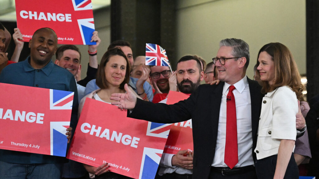 El líder del Partido Laborista, Keir Starmer, junto a su esposa, Victoria, 5 de julio de 2024.Justin Tallis / AFP
