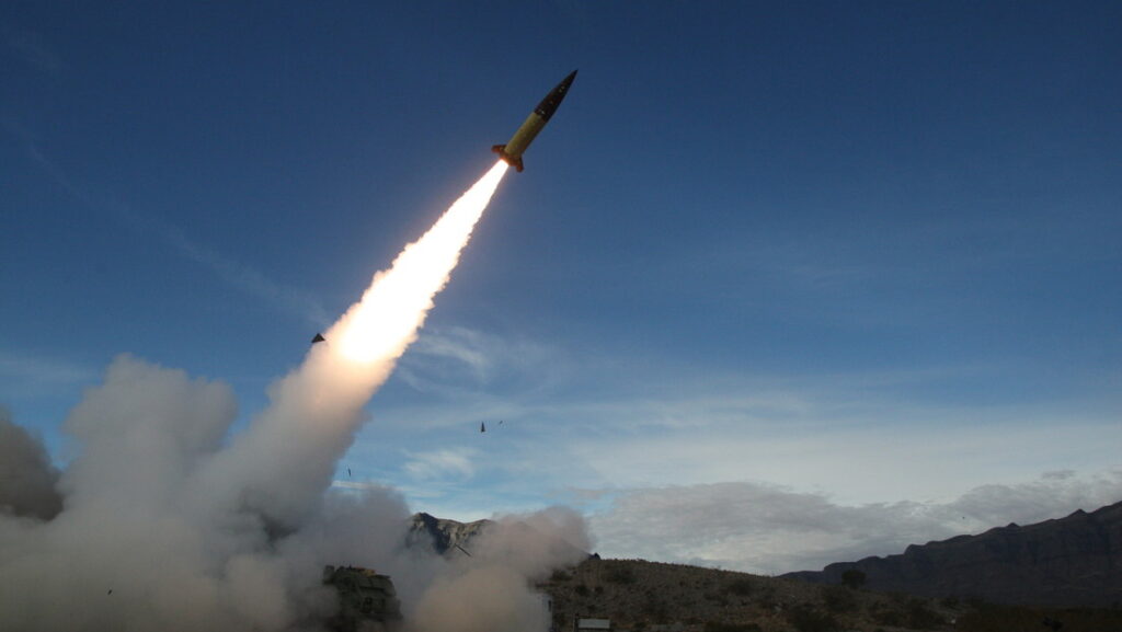 Imagen ilustrativa. Lanzamiento de prueba de un misil de las primeras versiones del sistema ATACMS, Carolina del Norte, EE.UU.John Hamilton / U.S. Army / AP