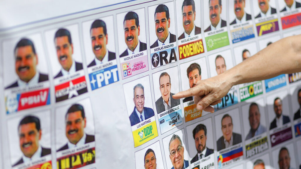 Una persona señala en una pancarta al candidato presidencial opositor Edmundo González.Cristian Hernandez / AP