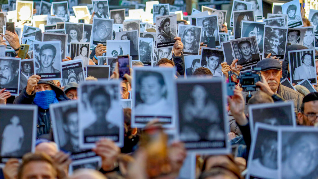 Miles de personas conmemoran el 30.º aniversario del atentado ocurrido en la AMIA, Buenos Aires, 18 de julio de 2024.Cristina Sille / picture alliance / Gettyimages.ru