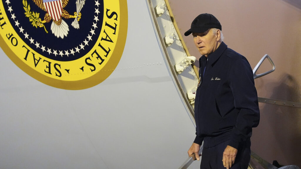 Joe Biden desciende las escaleras del Air Force One en Delaware (EE.UU.), el 17 de julio de 2024.Susan Walsh / AP