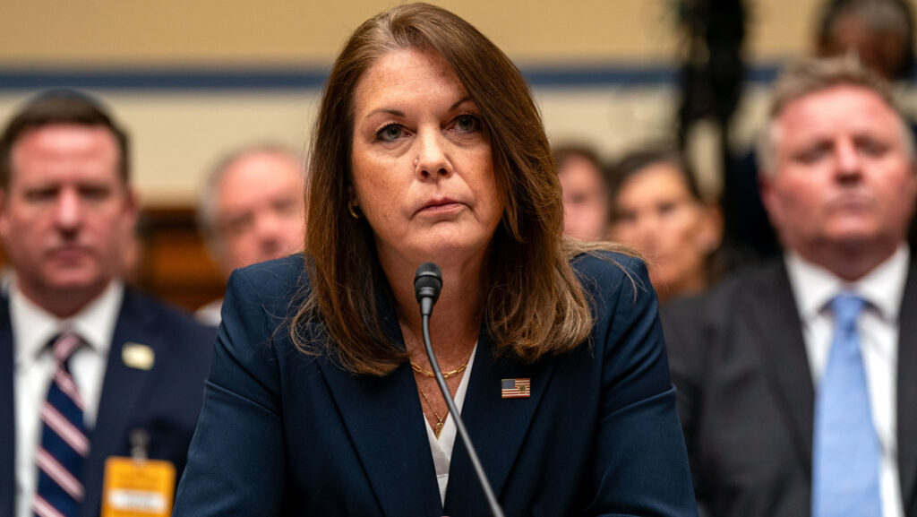 La directora del Servicio Secreto de EE.UU., Kimberly Cheatle, declara ante el Comité de Supervisión de la Cámara de Representantes, el 22 de julio de 2024.Kent Nishimura / Gettyimages.ru