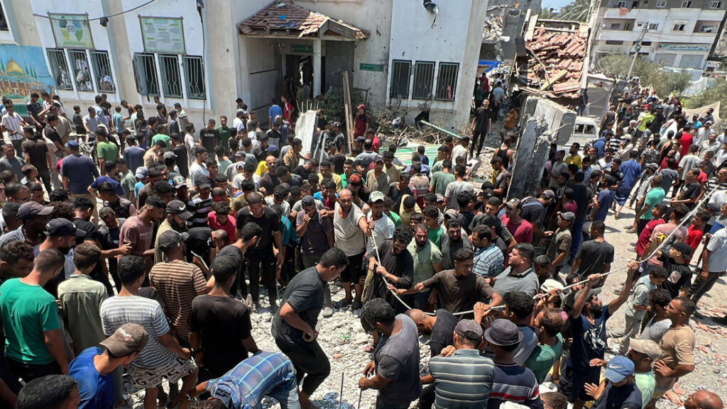 Palestinos en el jardín de la escuela tras el ataque israelí al hospital de campaña en Deir al-Balah, Gaza, el 27 de julio de 2024.Anas Zeyad Fteha / Gettyimages.ru