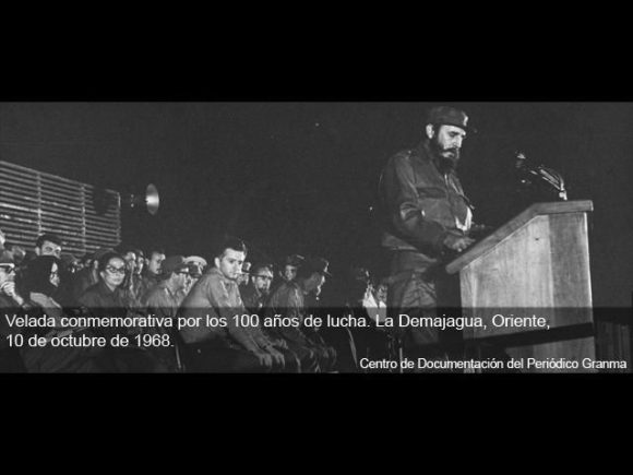 Fidel Castro pronuncia discurso en la velada conmemorativa de los Cien años de lucha, el 10 de octubre de 1968. Foto: Periódico Granma.