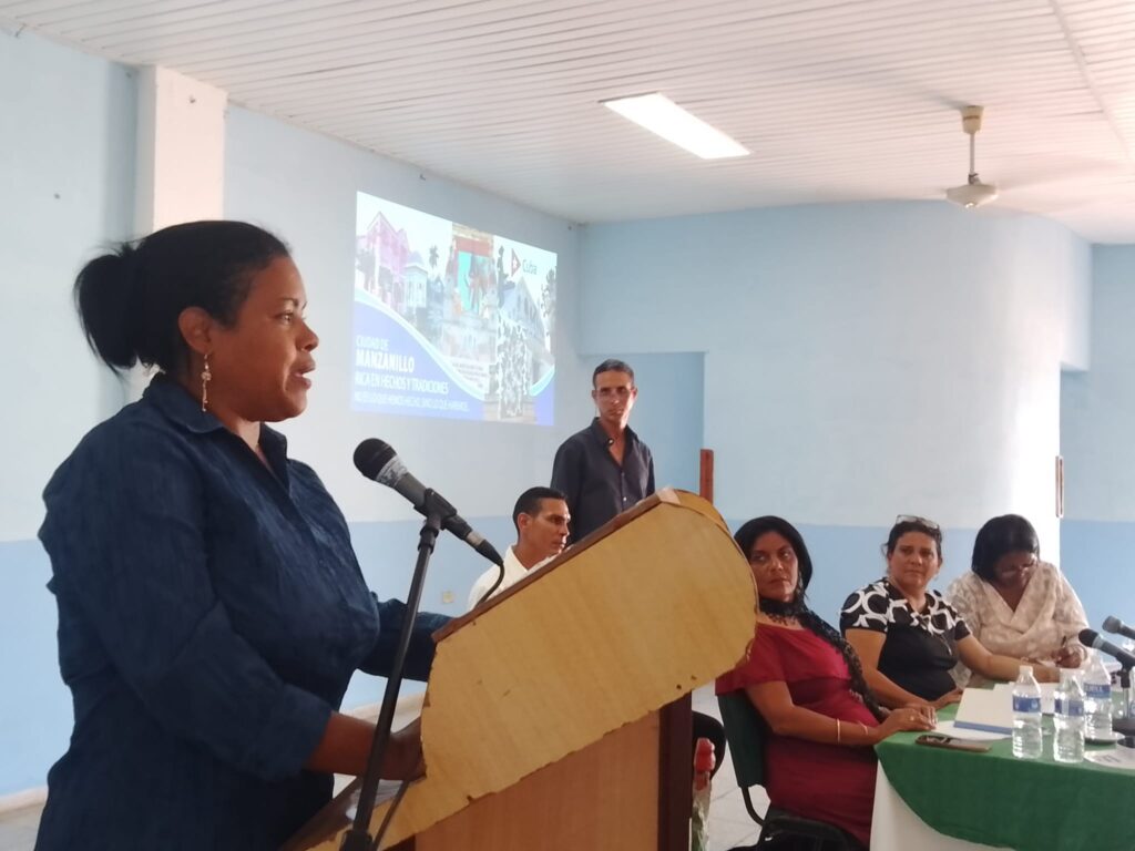 Yanetsy Terry Gutiérrez, Gobernadora de la provincia de Granma, intercambia con los delegados y delegadas de la Asamblea Municipal del Poder Popular de Manzanillo // Foto: Roberto Mesa Matos