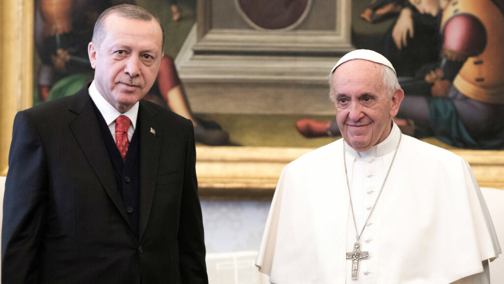 El el presidente de Turquía, Recep Tayyip Erdogan y papa Francisco, en la Ciudad del Vaticano, Vaticano, el 5 de febrero de 2018.Vatican Pool / Gettyimages.ru