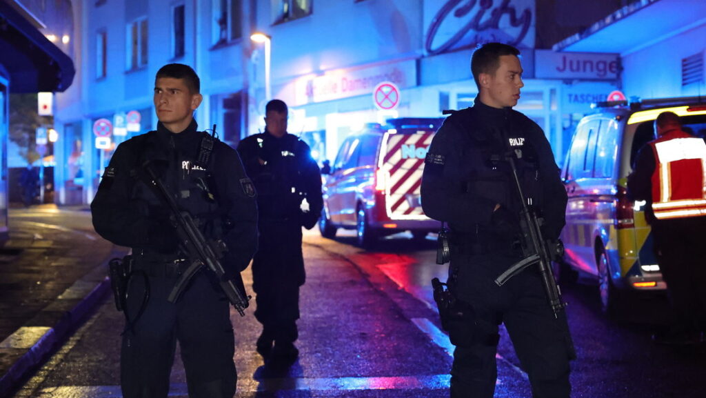 Policías y ambulancias tras un ataque en un festival en Solingen, Alemania, el 23 de agosto de 2024.Gianni Gattus / Gettyimages.ru