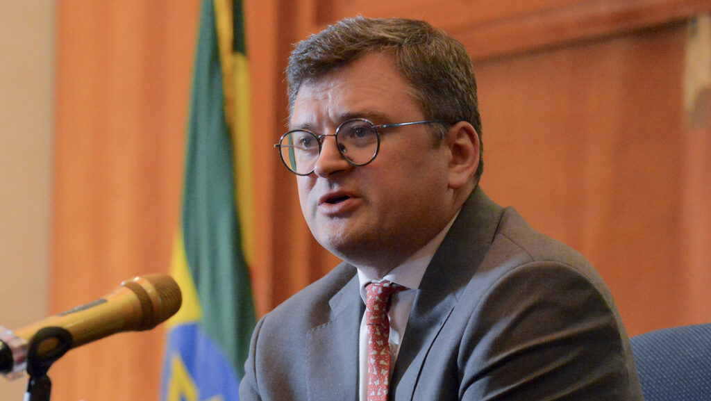 El ministro de Asuntos Exteriores de Ucrania, Dmitri Kuleba, en Adís Abeba, Etiopía, el 24 de mayo de 2024. AP
