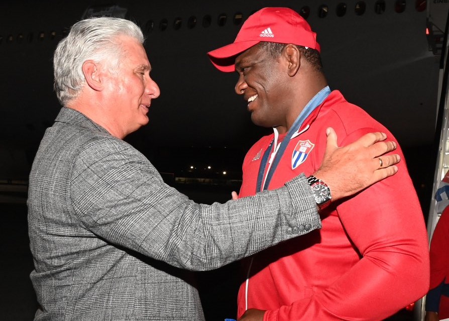 El presidente cubano recibe a la delegación participante en los Juegos Olímpicos París 2024 encabezada por Mijaín López // Foto: @PresidenciaCuba