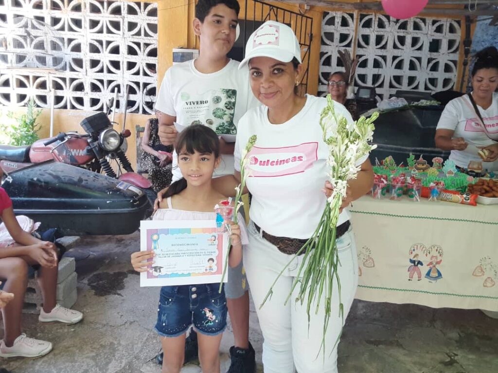 Se entregó el Diploma del curso a cada niño participante // Foto: tomada del Grupo Vamos por más (Mujeres emprendedoras = Mujeres empoderadas)