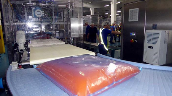 La fábrica tiene capacidad para un millón de bolsas anuales, que se presentarán en formatos de cinco, diez y 20 litros. Foto: Ronald Suárez Rivas.