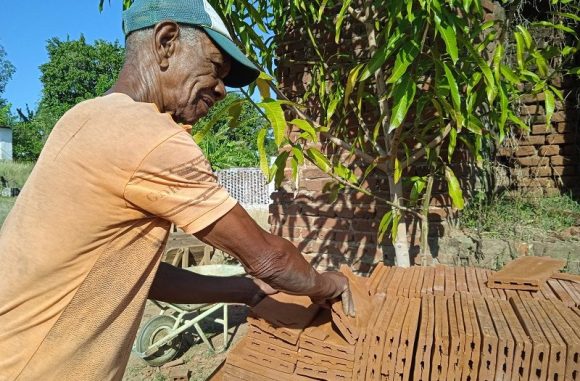 Huverlín Marrero está considerado un maestro de generaciones de alfareros. Foto: Arelys García/ Escambray