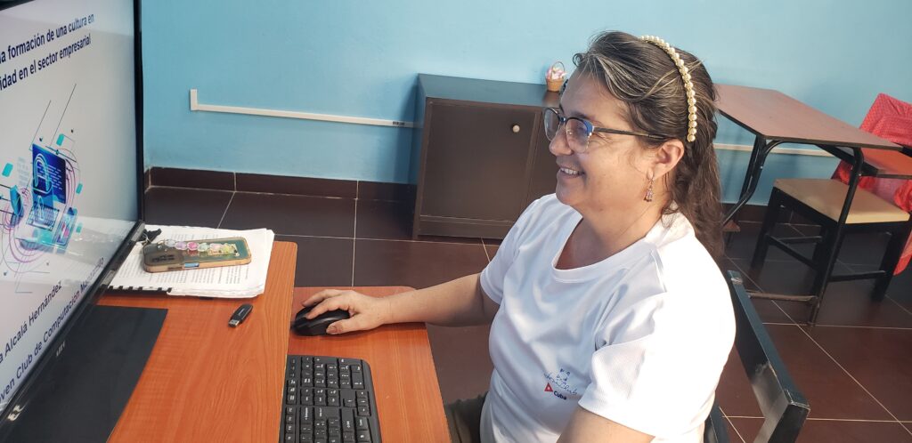 Ariadna Alcalá Hernández, siempre vela por la ciberseguridad // Foto Lilian Salvat Romero