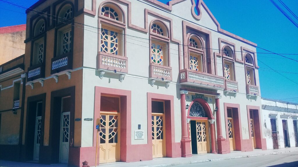 El Teatro Manzanillo, una joya de la ciudad // Foto Elienys Pérez Pacheco 