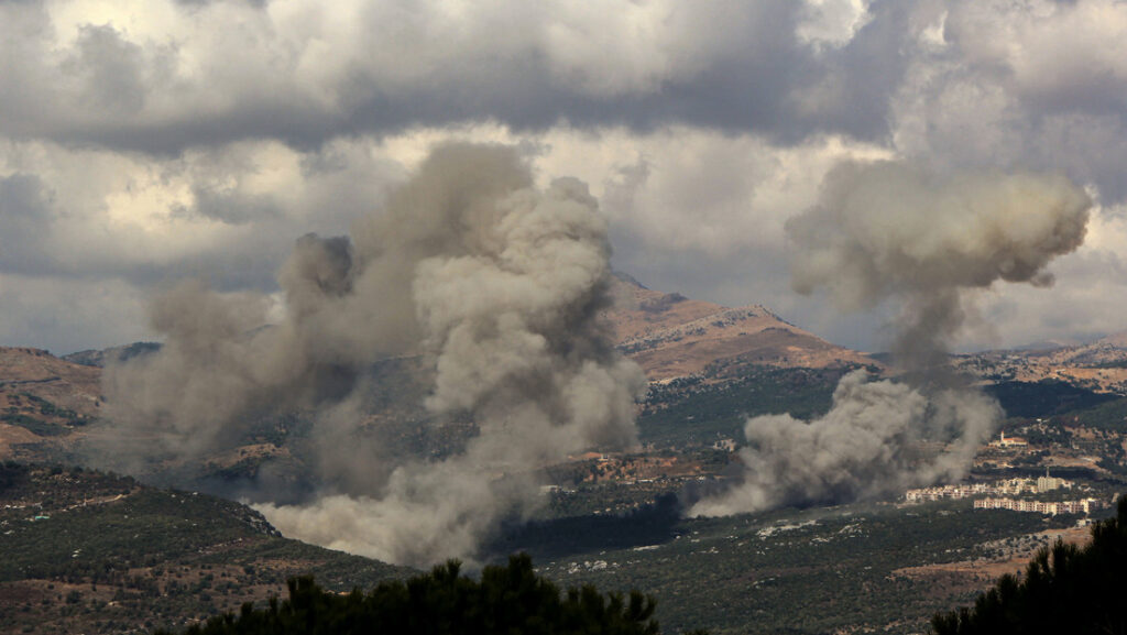 Una densa columna de humo tras los ataques aéreos israelíes en la aldea de Mahmoudieh, en el sur del Líbano.Marwan Naamani / Gettyimages.ru 