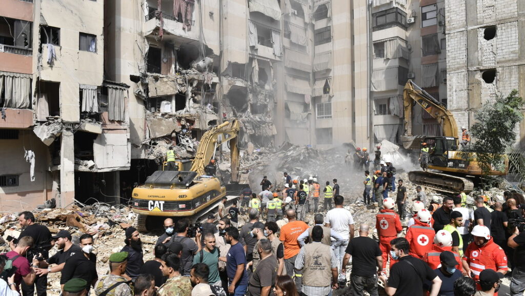 Oficiales utilizan maquinaria pesada de construcción para retirar escombros de los asentamientos gravemente dañados tras el ataque israelí contra Beirut, Líbano, el 21 de septiembre de 2024.Houssam Shbaro / Gettyimages.ru 