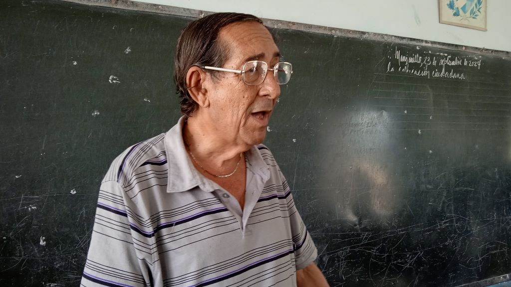 Reincorporado a las aulas con 71 años de edad, su aporte es fundamental para lograr los objetivos del curso escolar // Foto: Marlene Herrera