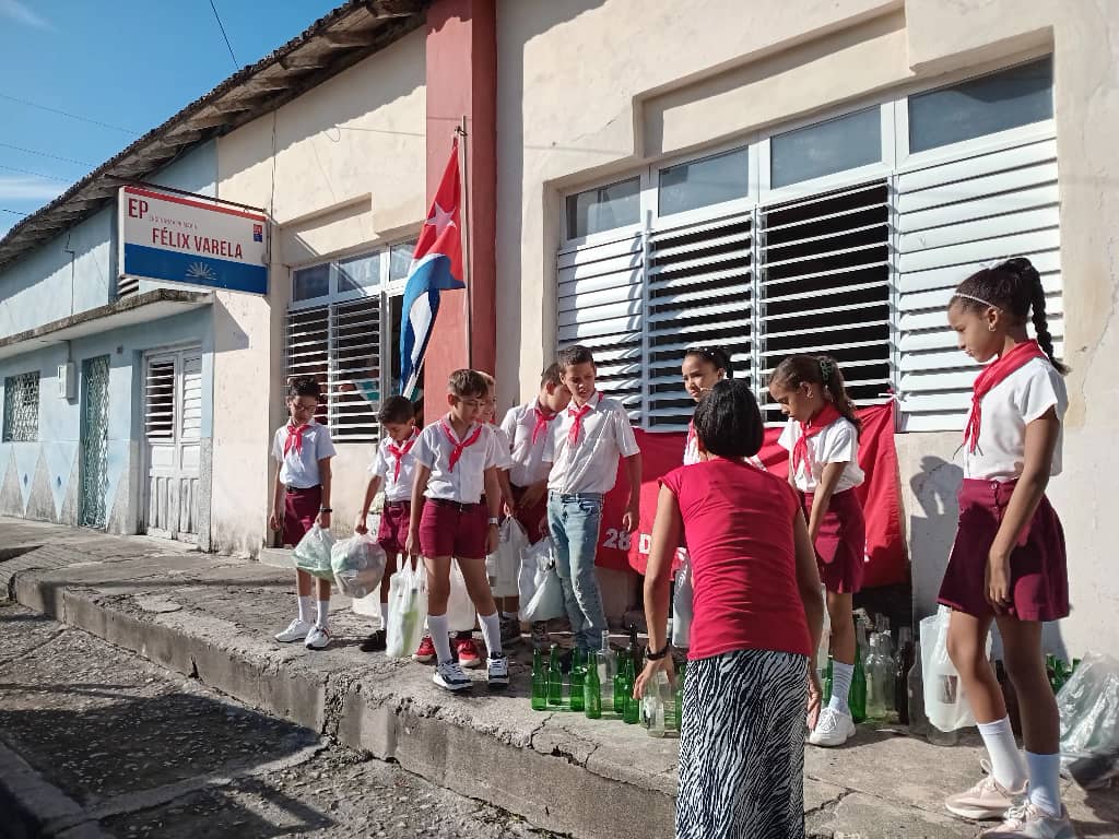 En la escuela primaria Félix Varela de Manzanillo se realizó hoy una mini feria de materia prima y reciclaje// Foto: Claudia Sánchez Morales