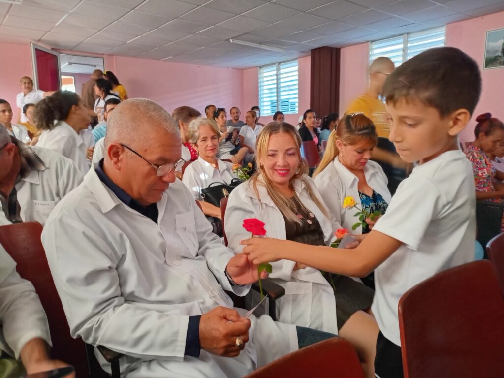El reconocimiento para los pediatras del Hospital Pediátrico Hermanos Cordové // Foto: Claudia Sánchez