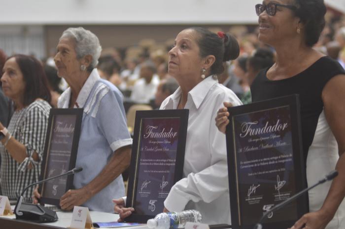 Fueron reconocidos los fundadores que continúan trabajando en el gigante de los congresos. Foto: Juvenal Balán