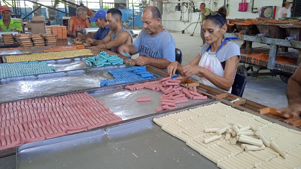 Una de las principales producciones es la elaboración de juegos de plastilina // Foto: Marlene Herrera