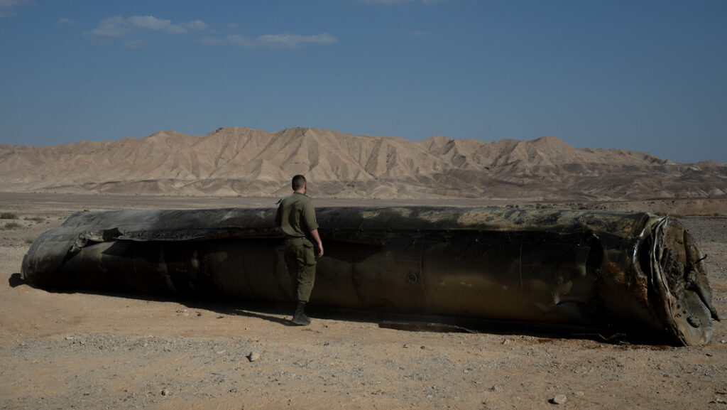 Un soldado inspecciona los escombros de un misil, Arad, Israel, el 2 de octubre de 2024Erik Marmor / Gettyimages.ru 