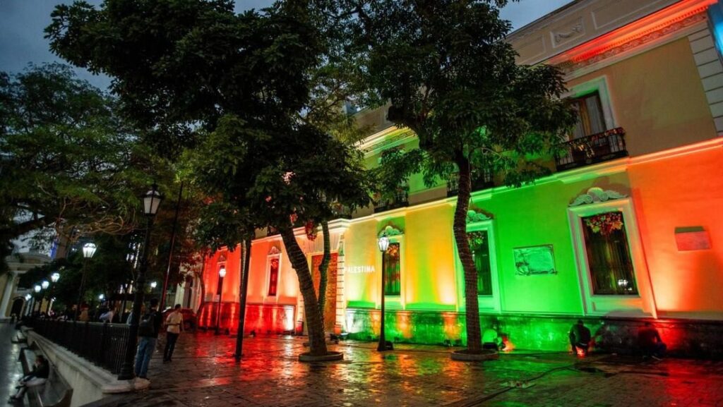 La Casa Amarilla iluminada con los colores de la bandera de Palestina.Telegram / YvanGilPinto