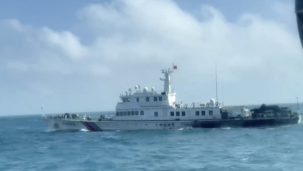 Un barco de la Guardia Costera de China a su paso cerca de la costa de las islas Matsu, en Taiwán, el 14 de octubre de 2024.Taiwan Coast Guard / AP