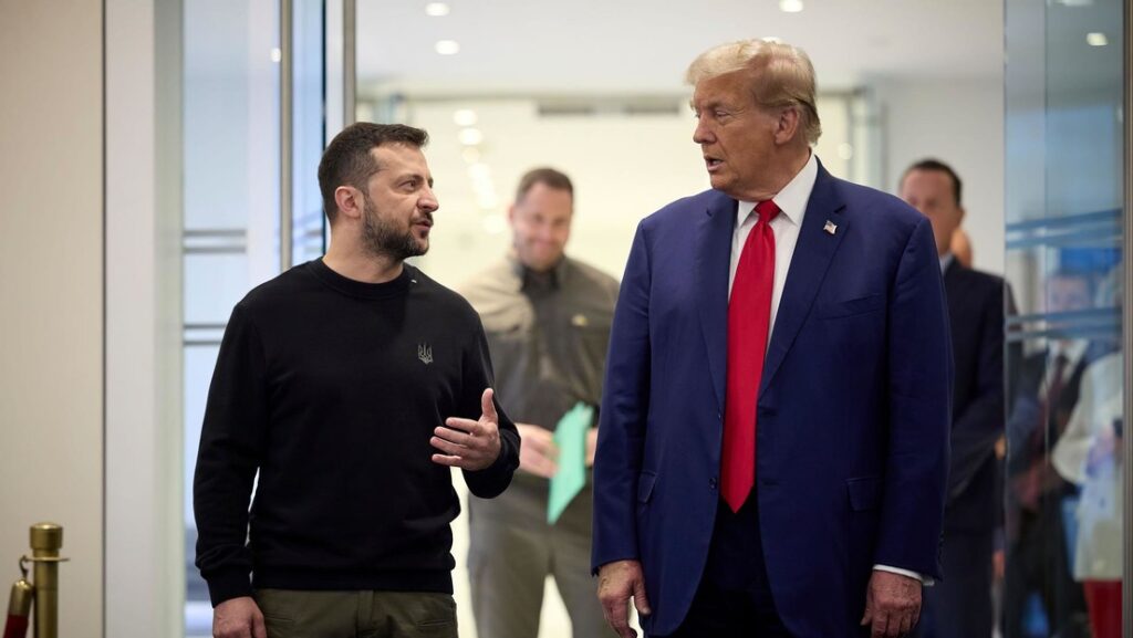 El expresidente estadounidense Donald Trump (derecha) escucha a Vladímir Zelenski durante una conferencia de prensa en la Torre Trump, el 27 de septiembre de 2024.American Photo Archive / Legion-Media