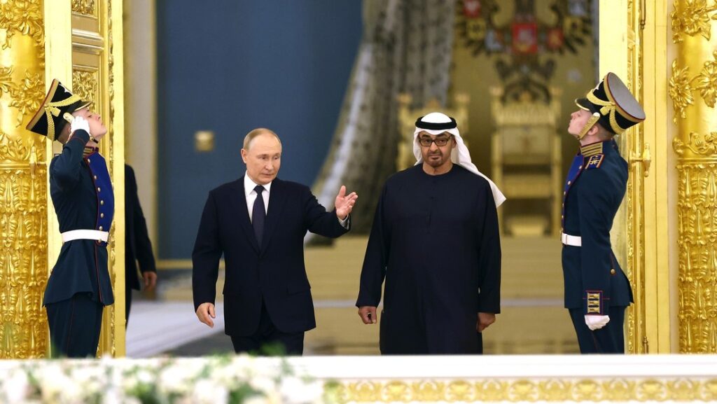 Vladímir Putin con su par de Emiratos Árabes Unidos, Mohamed bin Zayed Al Nahyan, en el Kremlin, 21 de octubre de 2024.Artem Geodakyan / Sputnik