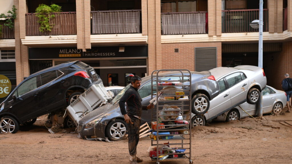 Un hombre empuja un carro con alimentos y suministros en Paiporta. 31 de octubre de 2024.David Ramos / Gettyimages.ru