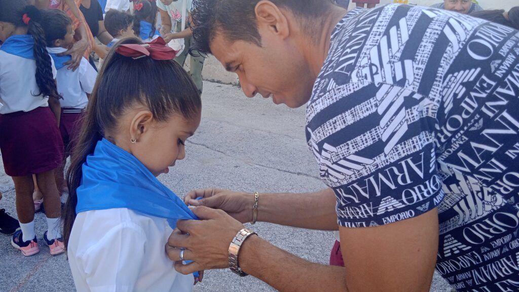 Los niños de primer grado reciben hoy su pañoleta azul // Foto: Marlene Herrera