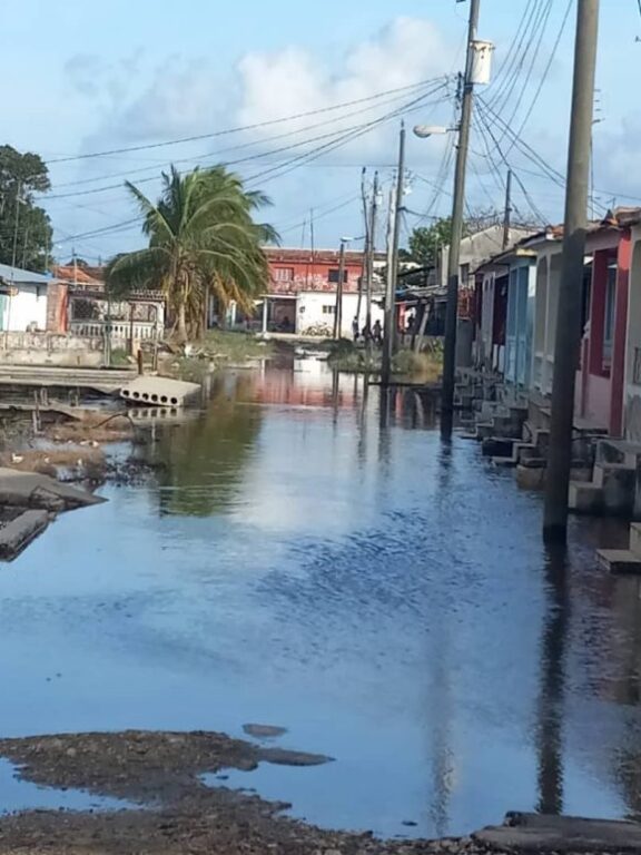 Ligeras inundaciones en el Surgidero de Batabanó. Foto: Yuniasky Crespo Baquero.