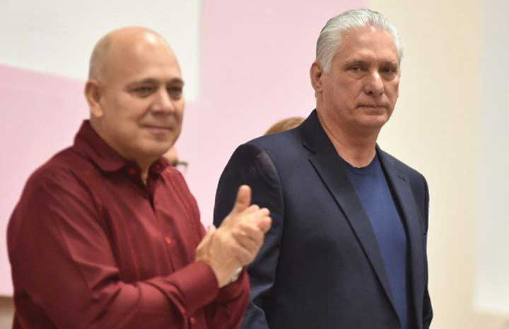 Díaz-Canel junto a artistas e intelectuales en su X Congreso
Foto: Tomada de la ACN