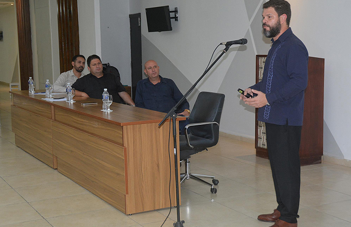 Conferencia Magistral Tratada por  Fidel Antonio Castro Smirnov, Doctor en Ciencias y Profesor Titular de la Universidad de las Ciencias Informáticas, Como parte de las actividades realizadas dentro de la Primera Convención Científica del Hospital Provincial General Docente, Dr. Antonio Luaces Iraola, en el Salón de Conferencias del Hotel Meliá, Jardines del Rey, Cayo Coco, Municipio de Morón en Ciego de Ávila, Cuba, el 16 de Noviembre  de 2024. ACN
FOTO/Frank APARICIO DE LA O