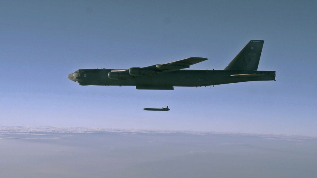 Un Boeing B-52H Stratofortress lanza un misil de crucero durante entrenamiento en EE.UU., el 22 de septiembre de 2014.US Air Force / Staff Sgt. Roidan Carlson