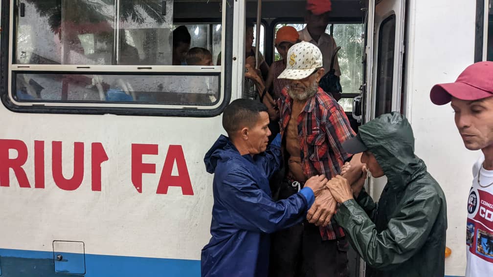 Evacuados llegan al Campus Blas Roca Calderío // Foto cortesía de Luis Manuel Olivera Mariño