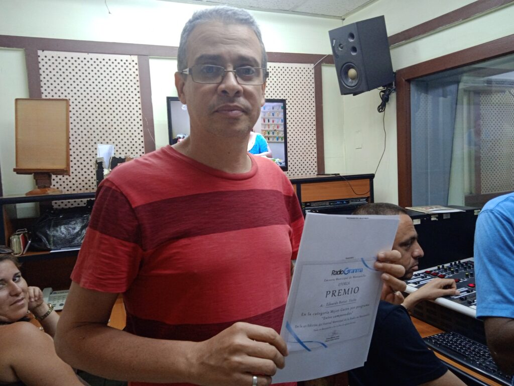 Eduardo Bertot Vieito, multipremiado realizador de la radio // Foto: Marlene Herrera