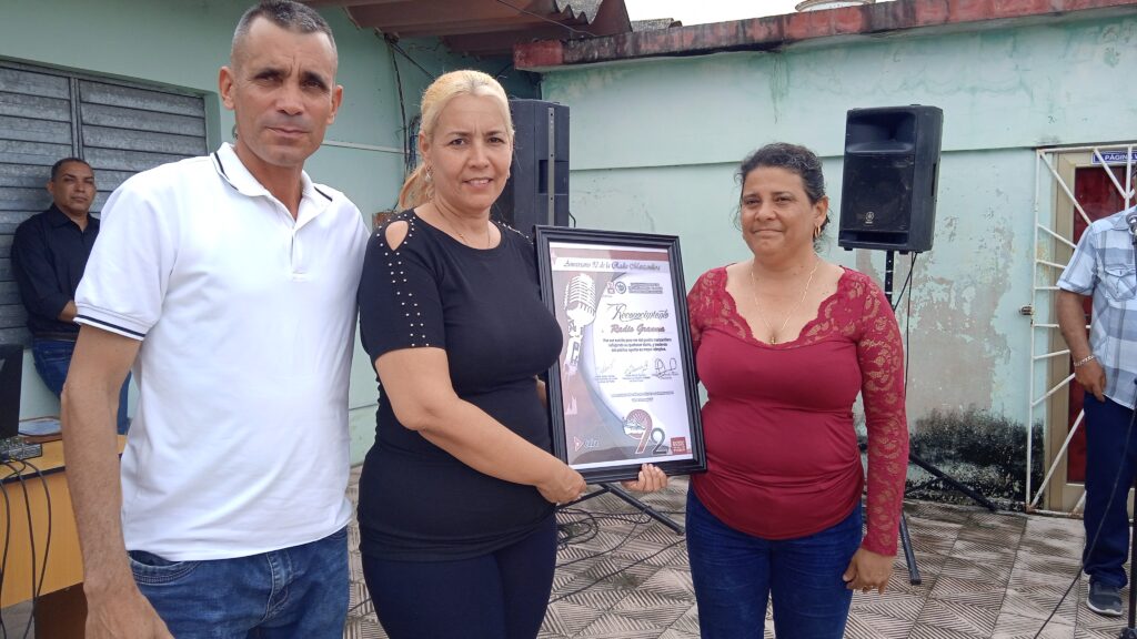Reconocimiento a la emisora Radio Granma del Partido y el gobierno // Foto: Marlene Herrera