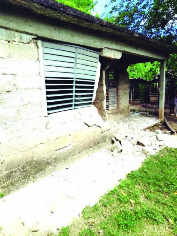 Varias viviendas de estructuras sólidas cedieron parcialmente ante la intensidad de los temblores. Foto: tomada de la web de Radio Bayamo