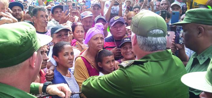 Emocionante fue el encuentro de Díaz-Canel con el pueblo. Foto: Estudios Revolución